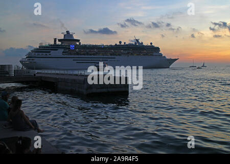 Kreuzfahrtschiff von Key West Florida bei Sonnenuntergang abfliegen Stockfoto