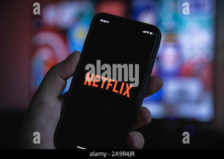 Apple Smartphone mit Netflix Anwendung starten Bildschirm in der Hand Stockfoto