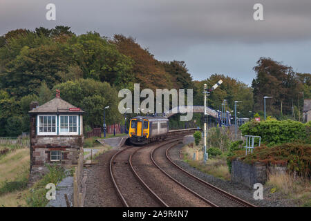 Arriva Northern Rail Class 156 Sprinter am Bahnhof Arnside Station mit dem Stellwerk und Signale auf den Cumbrian Coast Railway Line Stockfoto