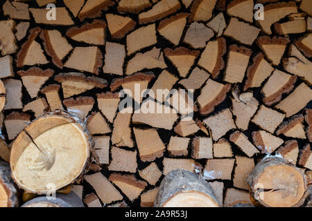 Textur von Brennholz und loggt sich schneiden. Brennholz ordentlich gestapelt. Kamin für Wärme und Komfort. Stockfoto