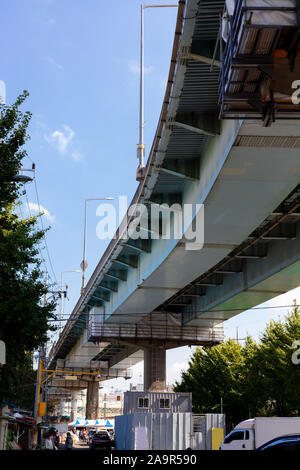 Überführung, Ansicht von unten. Straße über ein Wohngebiet. Stahlbeton Infrastruktur. Urban Lifestyle. Stockfoto