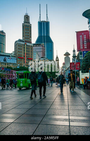 Käufer auf Shanghai's geschäftigen Nanjing Fußgängerzone (Nanjing East Road). Stockfoto