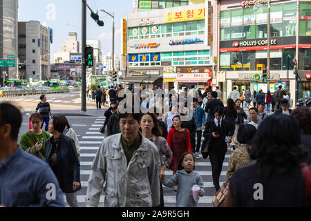 Seoul, Südkorea - 19. Oktober 2019: Leute, die Straße zu überqueren. Verkehrsreichen Kreuzung im Yeongdeungpo Bereich. Stockfoto