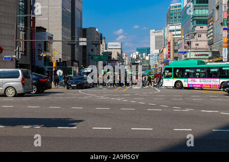 Seoul, Südkorea - 19. Oktober 2019: Leute, die Straße zu überqueren. Verkehrsreichen Kreuzung im Yeongdeungpo Bereich. Stockfoto