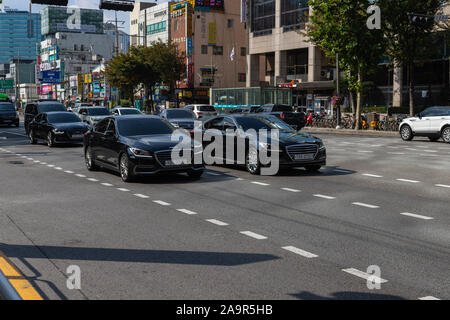 Seoul, Südkorea - 19. Oktober 2019: Luxus Koreanischen Autos. Verkehrsreichen Kreuzung im Yeongdeungpo Bereich. Stockfoto