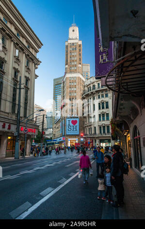 Die I Love Shanghai unterzeichnen auf der Giordano store at 627 East Nanjing Road gerade aus Shanghai's geschäftigen Nanjing Fußgängerzone. Stockfoto