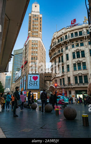 Die I Love Shanghai unterzeichnen auf der Giordano store at 627 East Nanjing Road gerade aus Shanghai's geschäftigen Nanjing Fußgängerzone. Stockfoto