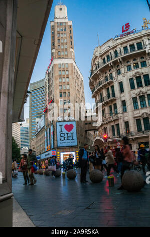 Die I Love Shanghai unterzeichnen auf der Giordano store at 627 East Nanjing Road gerade aus Shanghai's geschäftigen Nanjing Fußgängerzone. Stockfoto