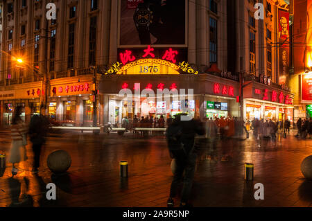 Die Shen Dacheng Restaurant 636 East Nanjing Road in Shanghai der belebten Fußgängerzone in der Nacht gelegen. Stockfoto