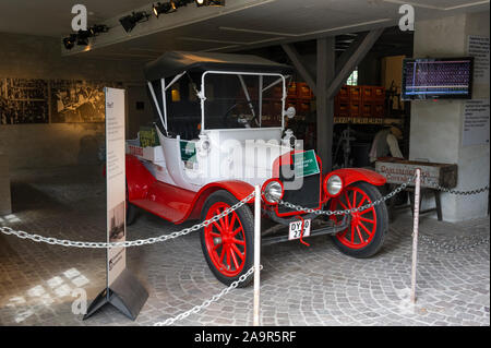 Eine rot-weiße klassische Lastwagen an der Brauerei Carlsberg, Kopenhagen, Dänemark Stockfoto