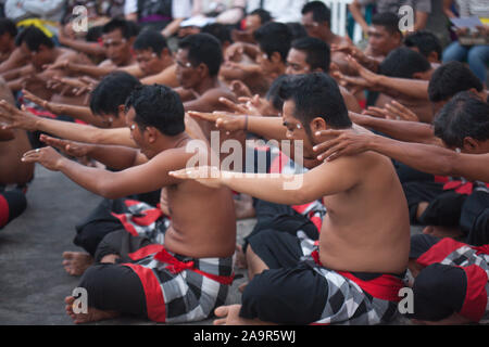 Bali, Indonesien - 3. März 2013: Kecak-Tanz ist ein traditionelles Ritual von Bali, Indonesia.This Tanz in Uluwatu Temple.Blurred ersch angezeigt wird Stockfoto