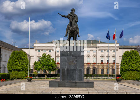Präsidentenpalast in Warschau, der Hauptstadt Polens, Wahrzeichen der Stadt mit neoklassizistischen Fassade (1818) und das Denkmal von Fürst Józef Poniatowski von 1832. Stockfoto