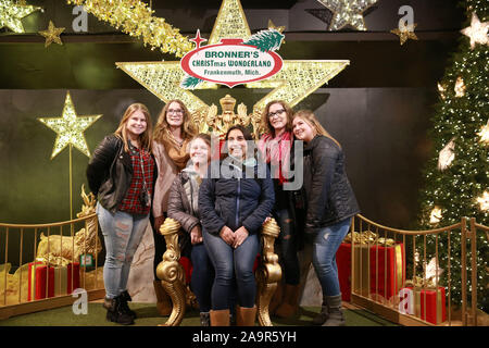 Frankenmuth, USA. 16 Nov, 2019. Kunden posieren für Fotos bei Bronner's Christmas Wonderland, ein Einzelhandelsgeschäft, das sich selbst als "das weltweit größte Weihnachten store', in Frankenmuth, Michigan State, USA, Nov. 16, 2019. Credit: Wang Ping/Xinhua/Alamy leben Nachrichten Stockfoto