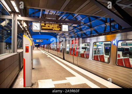 Anschlag ElbbrŸcken Bahnhof, U-Bahn Linie U 4, in Hamburg, † berseequartier, Stockfoto