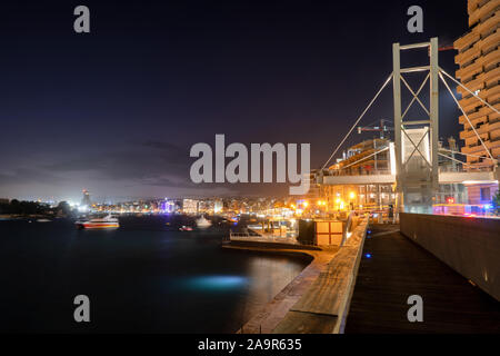 Nacht in Sliema in Malta, Tigne Point Strandpromenade und Aussichtspunkt. Stockfoto