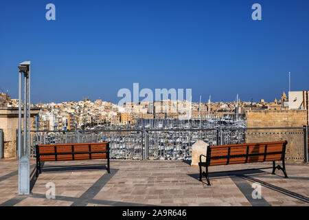 Valletta und skylines Senglea und Vittoriosa yacht Marina im Grand Harbour von einem Aussichtspunkt mit Bänken in Cospicua. Stockfoto