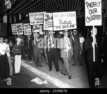 Streikposten protestieren 1946 Chicago zeigen von Jane Russell in der OUTLAW 1943 Verwaltungsrat Howard Hughes und Howard Hawks Howard Hughes Produktionen/United Artists Stockfoto
