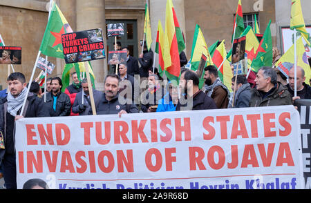 London, Großbritannien. 17. Nov, 2019. In Großbritannien ansässige Kurden führenden eine Kundgebung in der Straße von London die Invasion der Rojava durch den türkischen Staat zu verurteilen, und die Nachfrage internationaler Nationen, Maßnahmen zu ergreifen und für die britische Öffentlichkeit in Solidarität mit den kurdischen Kampf. Banner 'Ende der türkischen Staaten Invasion der Rojava'. Quelle: jf Pelletier/Alamy leben Nachrichten Stockfoto