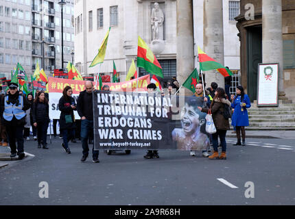 London, Großbritannien. November 2019. Kurden mit Sitz in Großbritannien führen eine Kundgebung auf der Straße von London an, um die Invasion des türkischen Staates in Rojava zu verurteilen und die internationalen Nationen zu fordern, aktiv zu werden und die britische Öffentlichkeit solidarisch mit dem kurdischen Kampf zu sein. Stockfoto