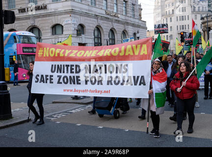 London, Großbritannien. November 2019. Kurden mit Sitz in Großbritannien führen eine Kundgebung auf der Straße von London an, um die Invasion des türkischen Staates in Rojava zu verurteilen und die internationalen Nationen zu fordern, aktiv zu werden und die britische Öffentlichkeit solidarisch mit dem kurdischen Kampf zu sein. Stockfoto