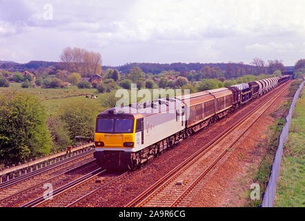 Eine Klasse 92 elektrische Lokomotive Nummer 92011 Arbeiten eine langatmige Wagenladung Fracht an otford Kreuzung am 18. April 2002. Stockfoto