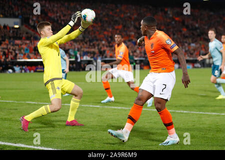 10. oktober 2019 Rotterdam, Niederlande Fußball-Europameisterschaftsspiel Niederlande gegen Nordirland Kwalificatieronde EK 2020 Torwart Bailey Peacock-Farrell aus Nordirland, Steven Bergwijn aus den Niederlanden Stockfoto