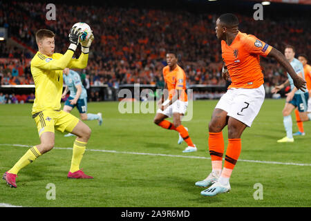 10. oktober 2019 Rotterdam, Niederlande Fußball-Europameisterschaftsspiel Niederlande gegen Nordirland Kwalificatieronde EK 2020 Torwart Bailey Peacock-Farrell aus Nordirland, Steven Bergwijn aus den Niederlanden Stockfoto