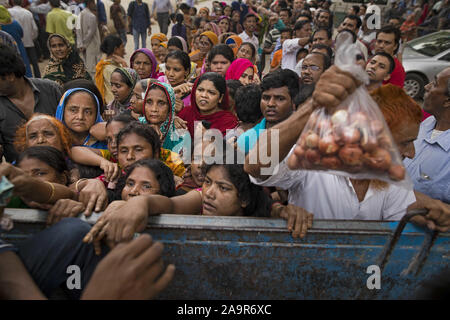 Dhaka, Bangladesch. 17. Nov 2019. Die Leute, um Zwiebeln zu kaufen, da der Preis in Dhaka, Bangladesch am 17. November 2019 subventionieren. Preis der Zwiebel hat einen Rekord mit USD $ 3 pro Kilogramm, ein zehn Mal höher als der Preis vor sieben Monaten getroffen. Die hohe Nachfrage der Zwiebeln, die Trading Corporation von Bangladesch (TCB) verkauft Zwiebeln zu einem subventionierten Preis in Dhaka. Credit: Zakir Hossain Chowdhury/ZUMA Draht/Alamy leben Nachrichten Stockfoto