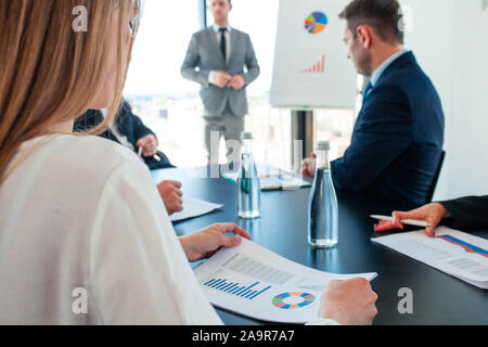 Business Leute, Präsentation arbeiten mit finanzieller Daten Statistiken Stockfoto