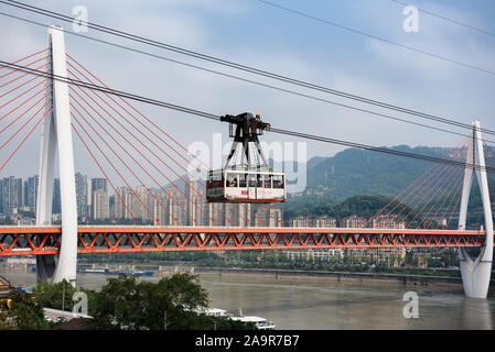 Okt, 6,2019 - Chongqing-The Yangtze Seilbahn in Chongqing mit Dongshuimen Brücke Hintergrund. Stockfoto