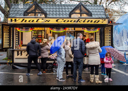 Was ist Kochen Straßenhändler in Southport, Merseyside Nov, 2019. Das Weihnachtslicht-Einschalterevent im Stadtzentrum im Rahmen des ANGEBOTS-Verbesserungsprogramms. Stockfoto