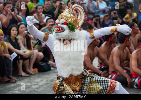 Bali, Indonesien - 3. März 2013: Kecak-Tanz ist ein traditionelles Ritual von Bali, Indonesia.This Tanz in Uluwatu Temple.Blurred ersch angezeigt wird Stockfoto