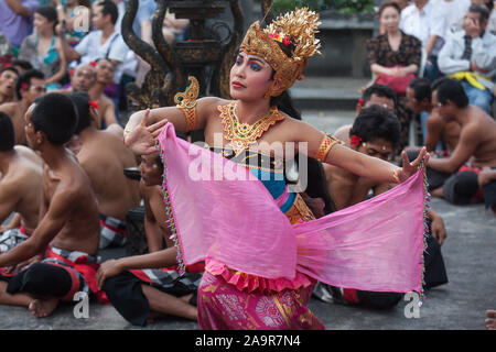 Bali, Indonesien - 3. März 2013: Kecak-Tanz ist ein traditionelles Ritual von Bali, Indonesia.This Tanz in Uluwatu Temple.Blurred ersch angezeigt wird Stockfoto