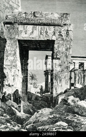 Hier ist der Tempel der Isis auf Philae. Das Bild Termine auf rund 1905. Die Insel Philae wurde in den Nil am ersten Katarakt, südlich des heutigen Assuan Staudamm; es ist jetzt total unter Wasser, nach dem Bau des Assuan-Staudamms. Dieser Tempel, dachte der schönsten erhaltenen alten ägyptischen zu Tempel sein, beherbergt ein mammisi oder Geburt Haus, die Geburt der Harpocrates zu Isis und Osiris zu feiern. Die Isis Tempel ist der ptolemäischen Datum (304 b.c.e.- 30 b. c. e.), specifcally ca. 280 v. Chr. Stockfoto