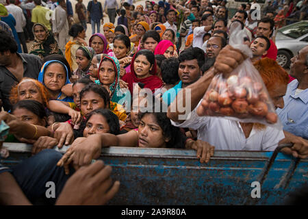 DHAKA, BANGLADESCH - 17. NOVEMBER: die Leute, um Zwiebeln zu kaufen, da der Preis in Dhaka, Bangladesch am 17. November 2019 subventionieren. Preis von Zwiebel hat schlug eine Re Stockfoto