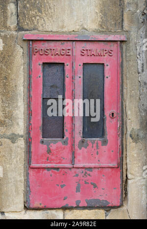 Eine altmodische Briefmarke dispenser Stockfoto