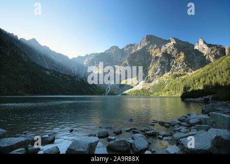Hohe Gipfel der Tatra am Rande des Sees. Die Tatra sind die höchsten Gipfel der Karpaten auf die polnisch-slowakische Grenze. Stockfoto