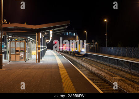 2 East Midlands railway Klasse 153 Sprinter Züge, die in East Midlands Parkway Bahnhof (Ratcliffe auf Soar) Stockfoto