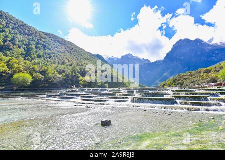 Kaskade Wasserfall im Blue Moon Valley in Jade Dragon Snow Mountain, Lijiang Stockfoto