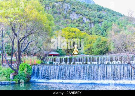 Schönen Wasserfällen im Jade Water Village in Lijiang Stockfoto