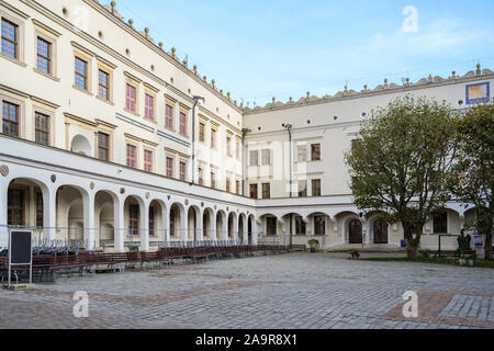 Innenhof des herzoglichen Schlosses in Stettin, Polen, ehemalige Residenzstadt der Herzöge von Pomerania-Stettin, heute oft für kulturelle Veranstaltungen genutzt Stockfoto