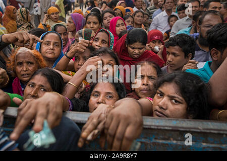 DHAKA, BANGLADESCH - 17. NOVEMBER: die Leute, um Zwiebeln zu kaufen, da der Preis in Dhaka, Bangladesch am 17. November 2019 subventionieren. Preis von Zwiebel hat schlug eine Re Stockfoto