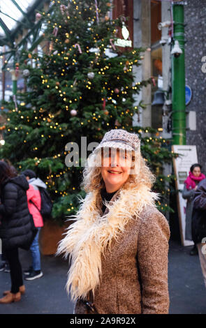 Borough Market in London UK - Weihnachtsbaum mit weiblichen Shopper am Borough Market ist der berühmte Markt in Southwark Stockfoto