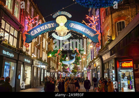 Carnaby Street in London mit dem Project Zero Weihnachtsbeleuchtung für 2019 die Zusammenarbeit mit den Ozean Erhaltung Nächstenliebe UK Stockfoto