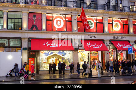 Die berühmten hamleys Toy Store in der Regent Street in London mit ihrem Weihnachten Fenster zeigt London UK Stockfoto