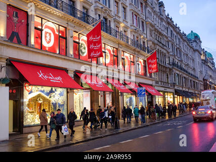 Die berühmten hamleys Toy Store in der Regent Street in London mit ihrem Weihnachten Fenster zeigt London UK Stockfoto