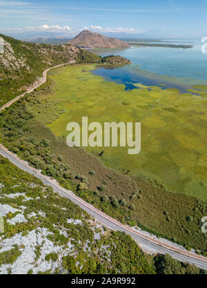 Luftbild des Skadarsee oder See Scutari, Montenegro. Durch den National Park von unberührter Natur und Wildnis, Hügeln und Bergen umgeben Stockfoto