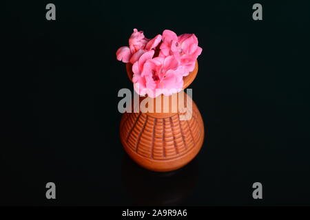 Viele Tontopf auf dem Tisch in der Keramik. Helle Keramik. Stockfoto