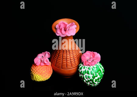 Viele Tontopf auf dem Tisch in der Keramik. Helle Keramik. Stockfoto