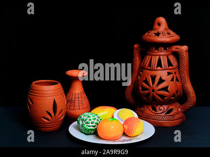 Viele Tontopf auf dem Tisch in der Keramik. Helle Keramik. Stockfoto